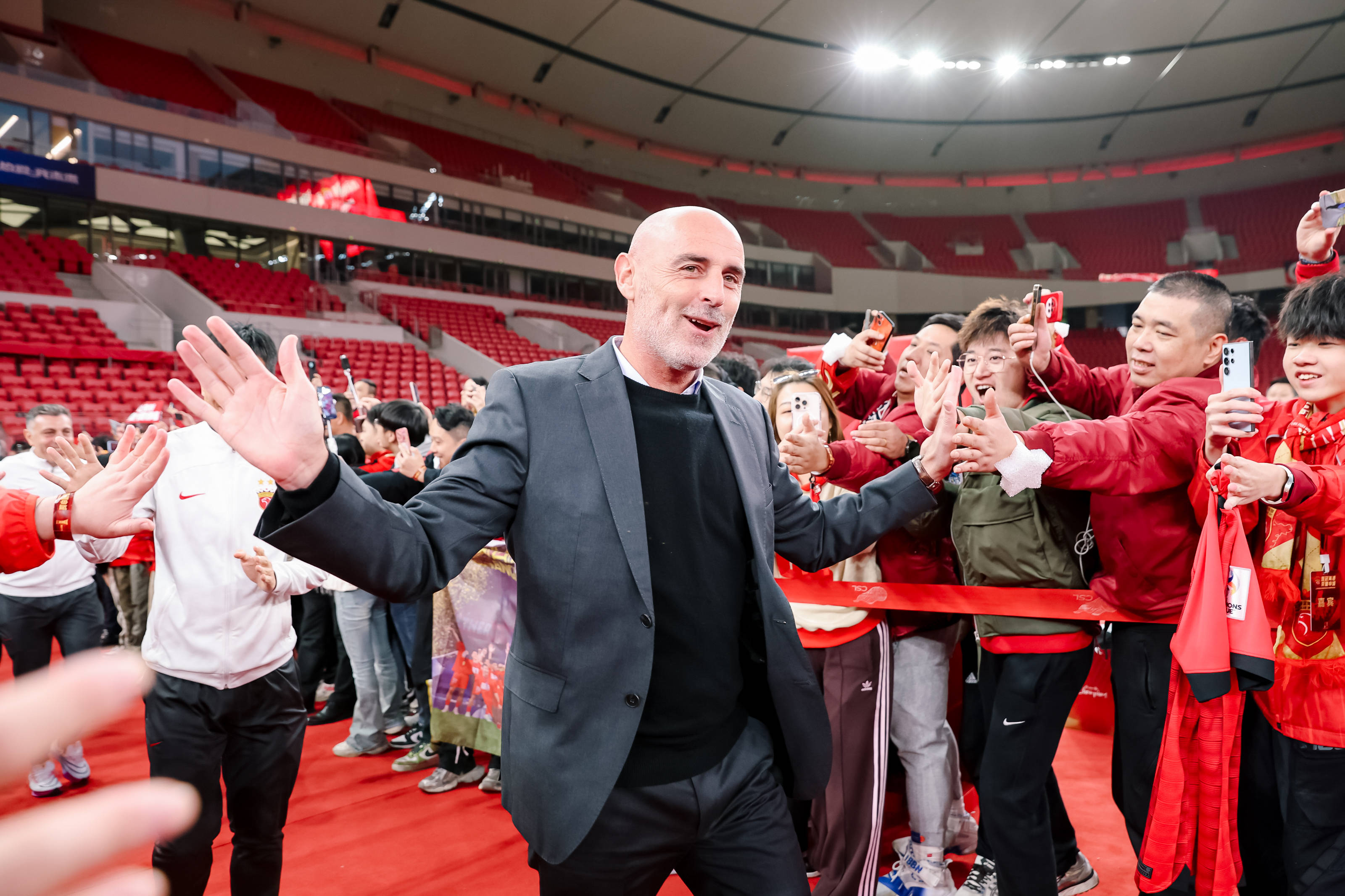 包含今晨上海海港备战欧超杯；防线松动细节曝光；目标明确；团队化学反应显著的词条